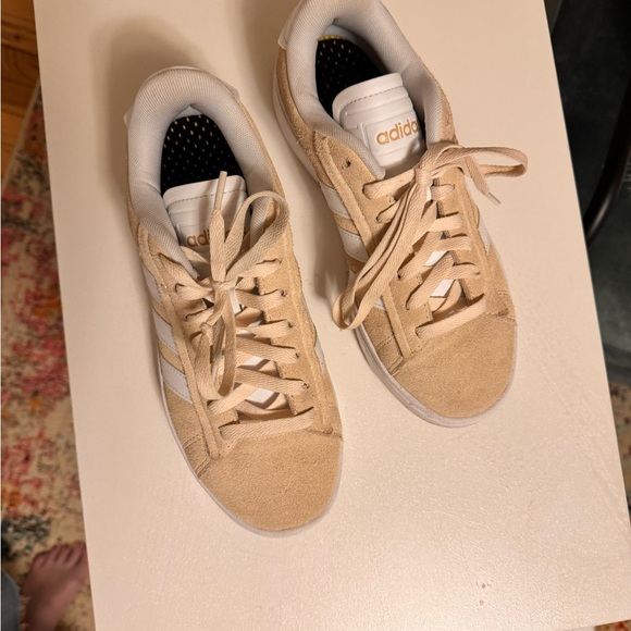 Adidas sneaker size 8 - Picture 2 of 4